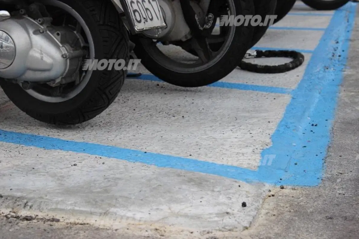 Parcheggio aeroporto di Linate: ora le moto non cadono più (7)