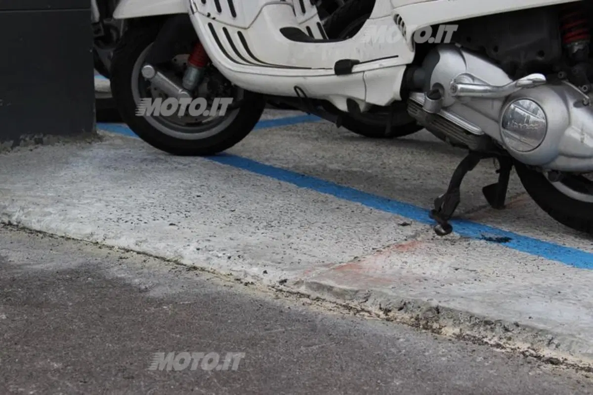 Parcheggio aeroporto di Linate: ora le moto non cadono più (8)