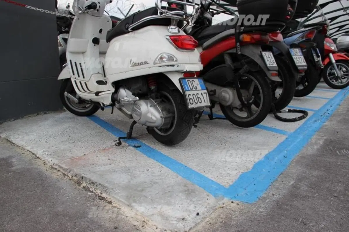 Parcheggio aeroporto di Linate: ora le moto non cadono più (9)
