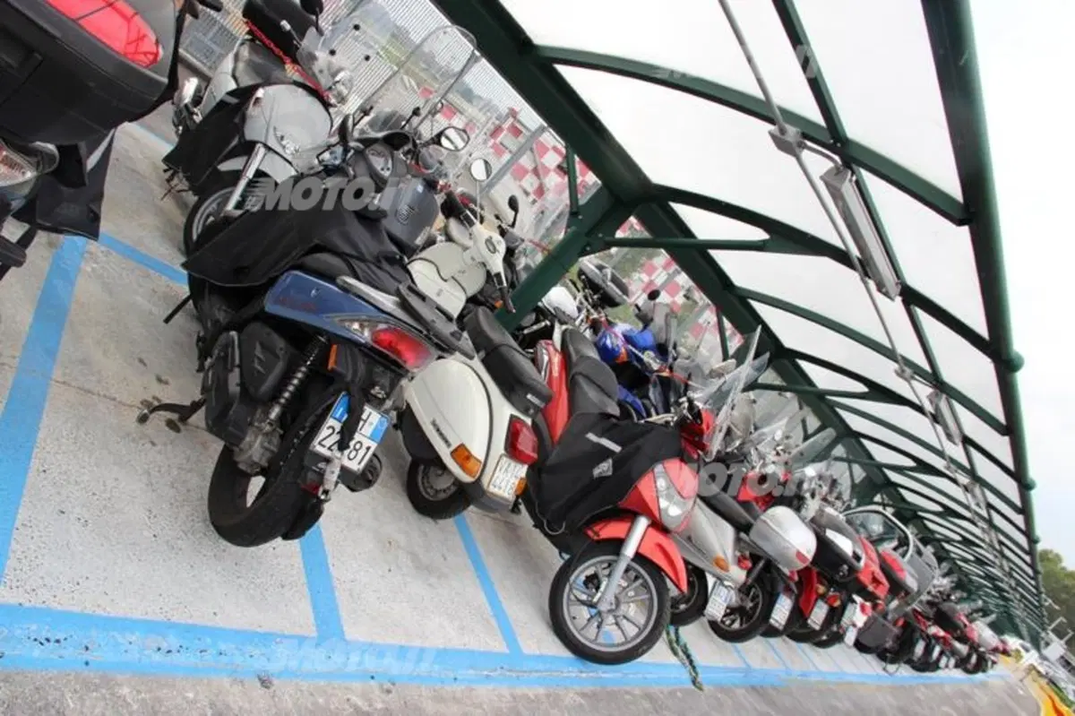 Parcheggio aeroporto di Linate: ora le moto non cadono più (11)