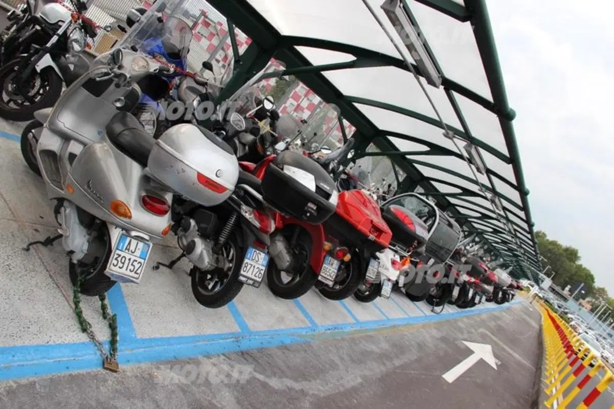 Parcheggio aeroporto di Linate: ora le moto non cadono più (12)