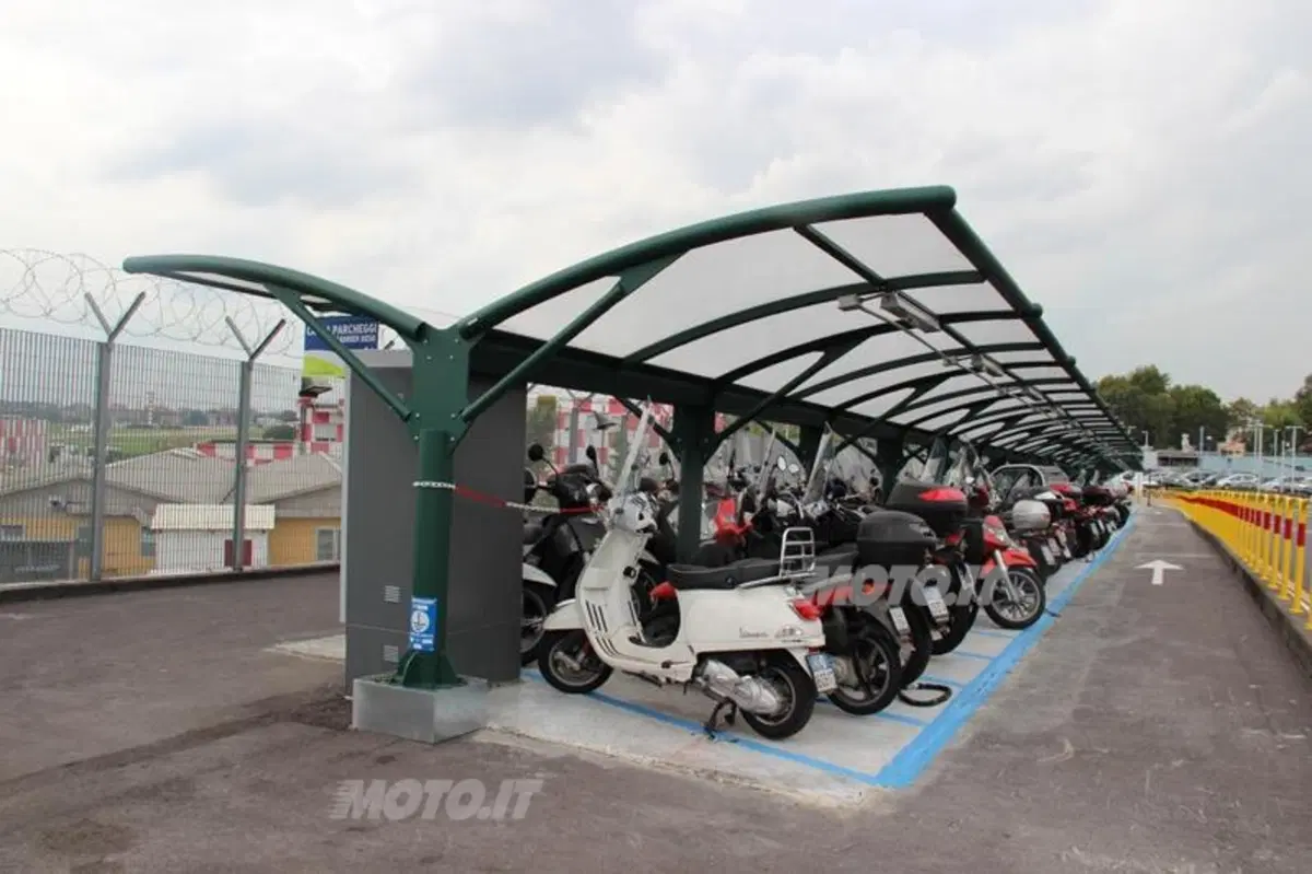 Parcheggio aeroporto di Linate: ora le moto non cadono più (13)