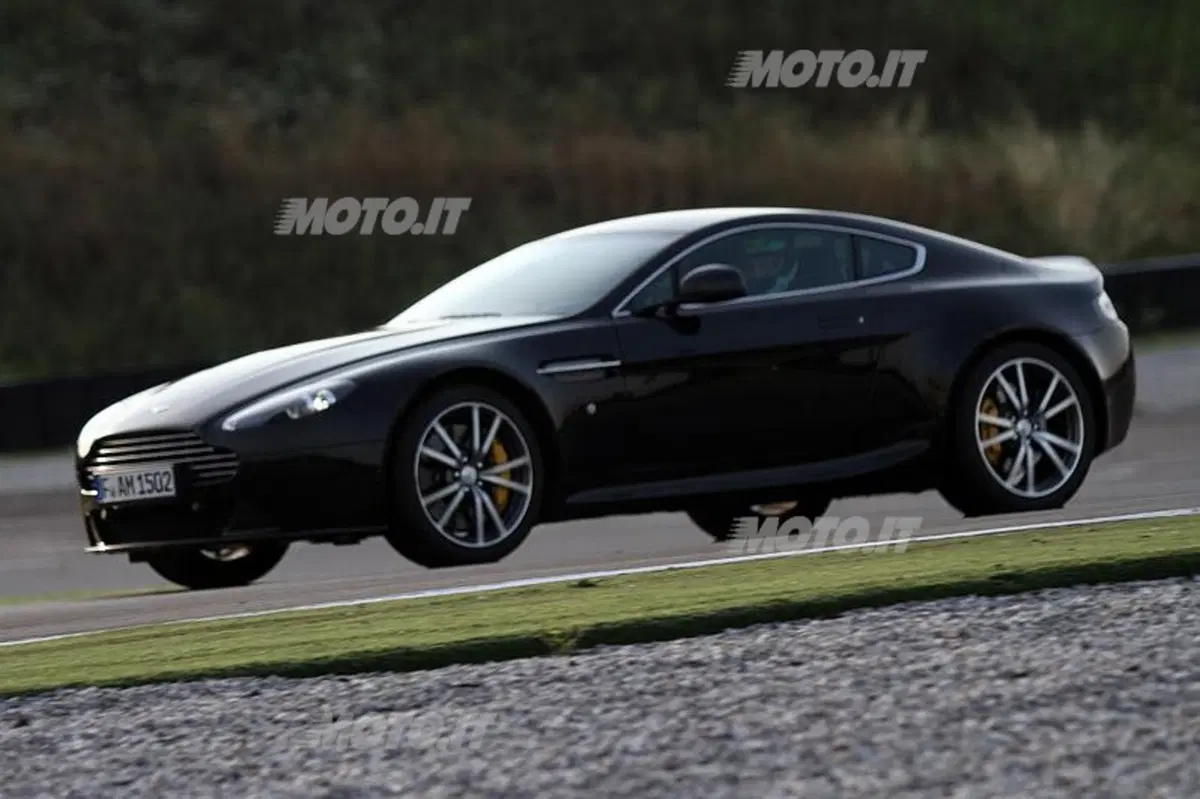 Aston Martin V8 Vantage (2)