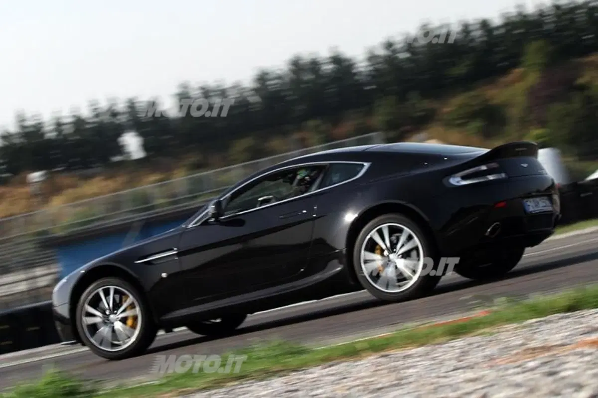 Aston Martin V8 Vantage (4)