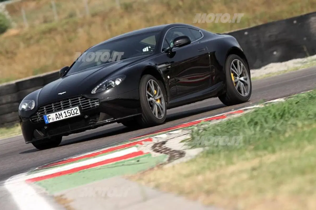 Aston Martin V8 Vantage (5)