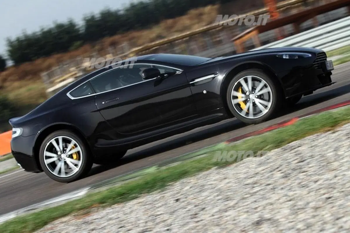 Aston Martin V8 Vantage (6)