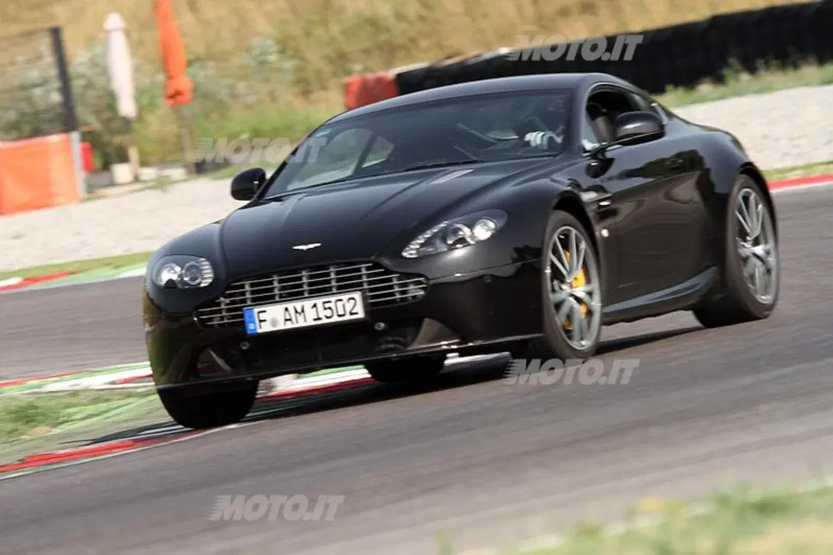 Aston Martin V8 Vantage (7)