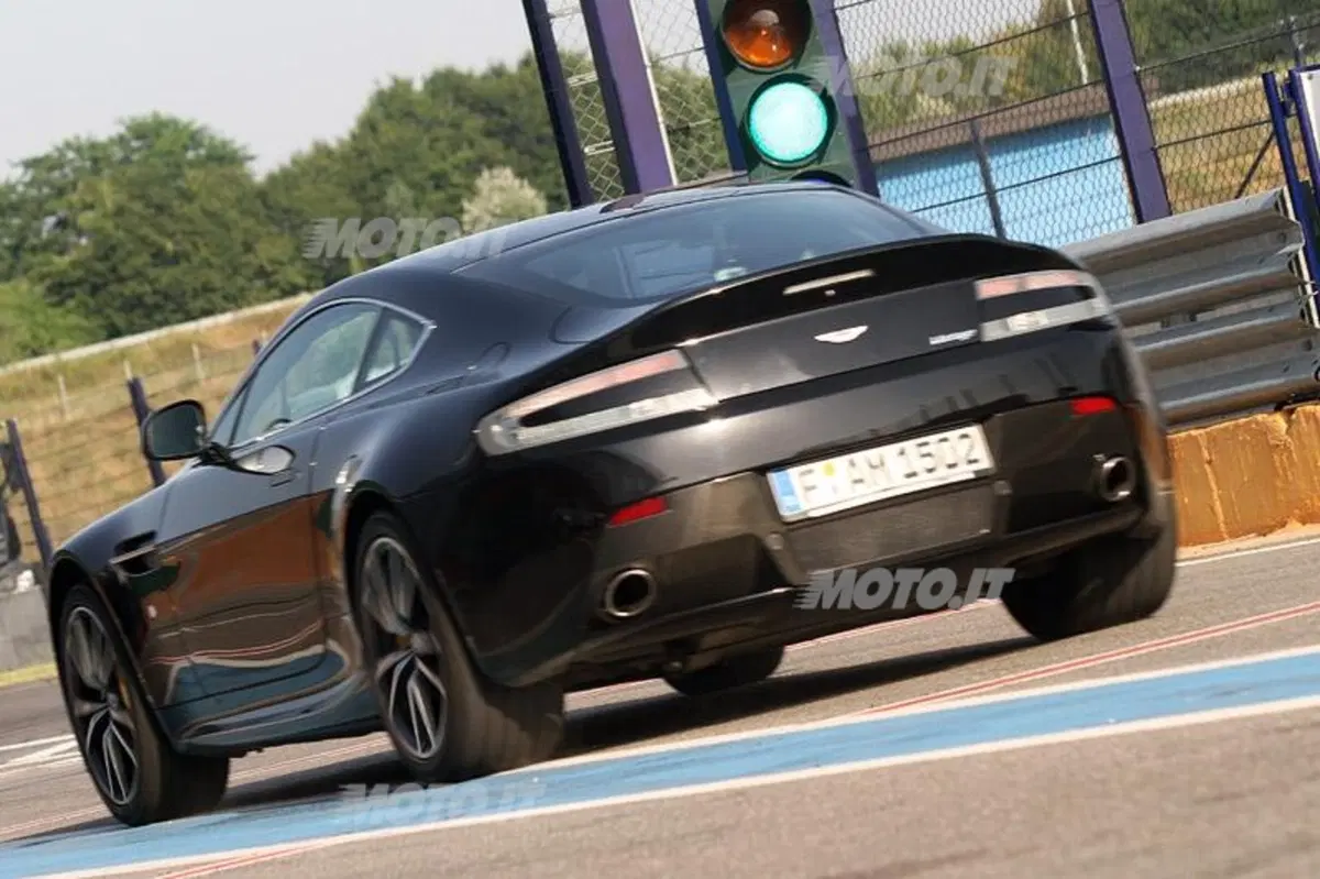 Aston Martin V8 Vantage (8)