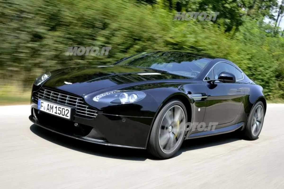 Aston Martin V8 Vantage (9)