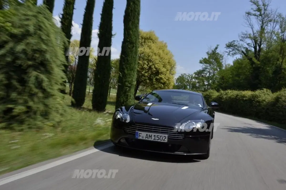 Aston Martin V8 Vantage (10)