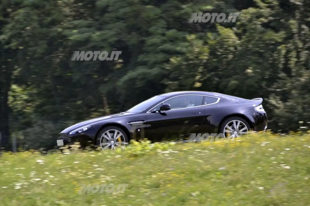 Aston Martin V8 Vantage (11)