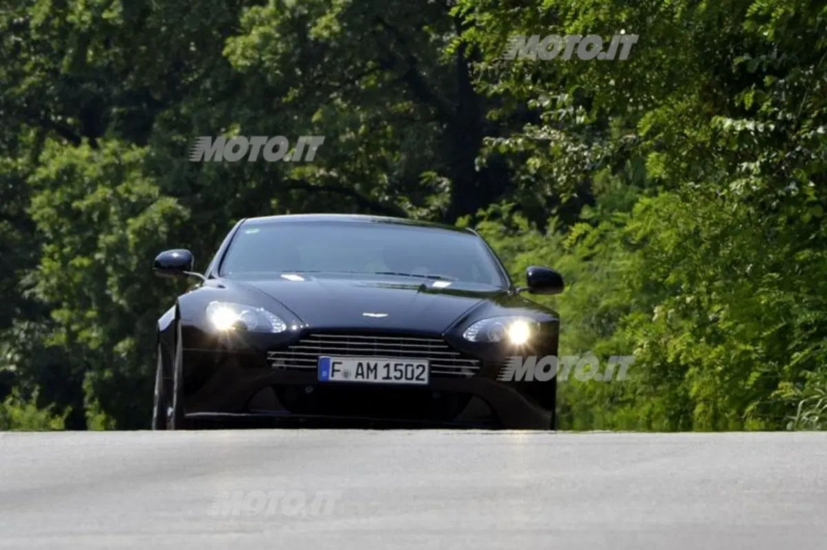 Aston Martin V8 Vantage (12)