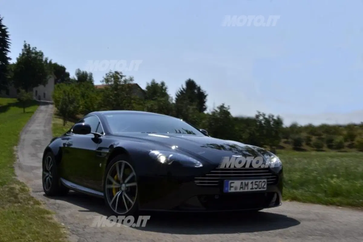 Aston Martin V8 Vantage (13)