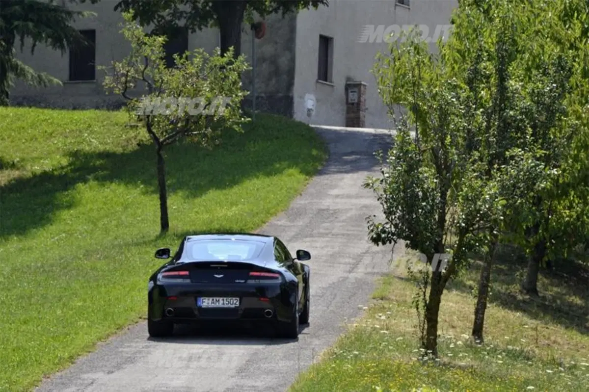 Aston Martin V8 Vantage (14)