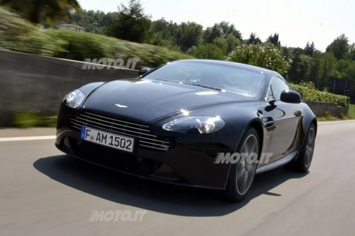 Aston Martin V8 Vantage (15)