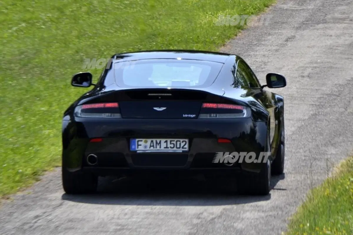 Aston Martin V8 Vantage (16)