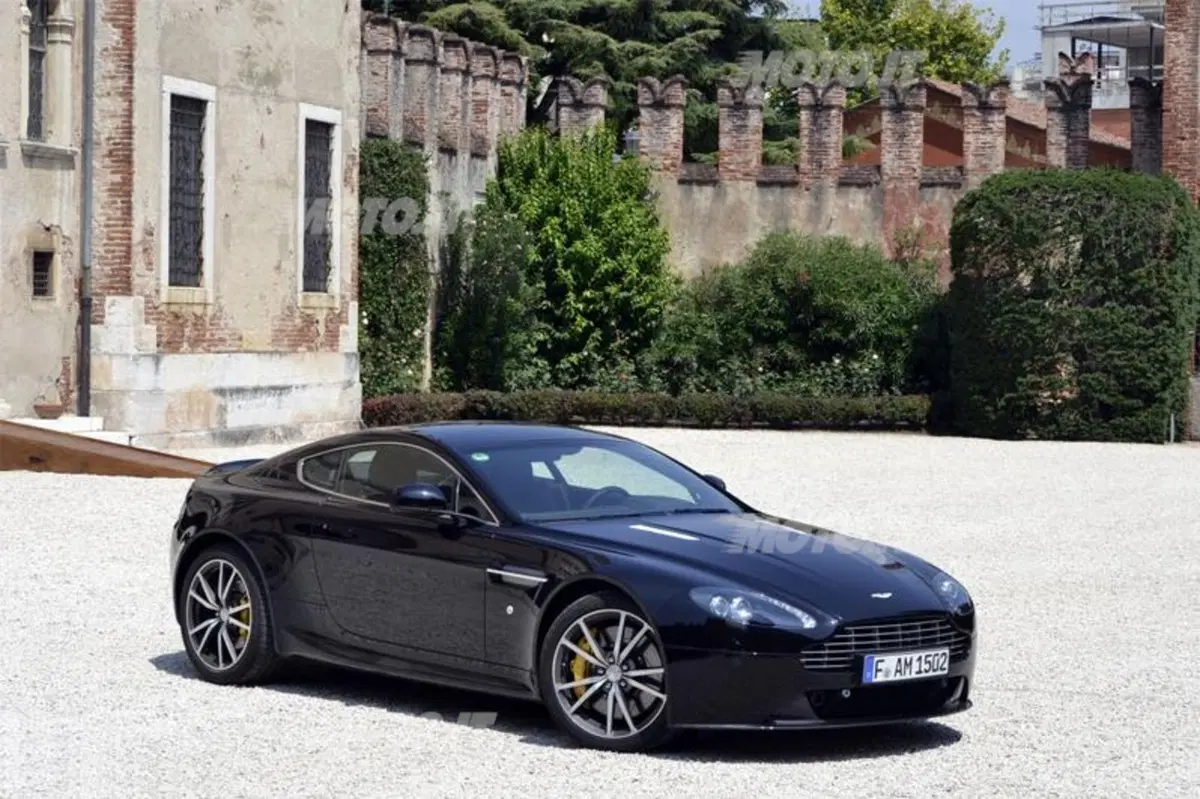 Aston Martin V8 Vantage (17)