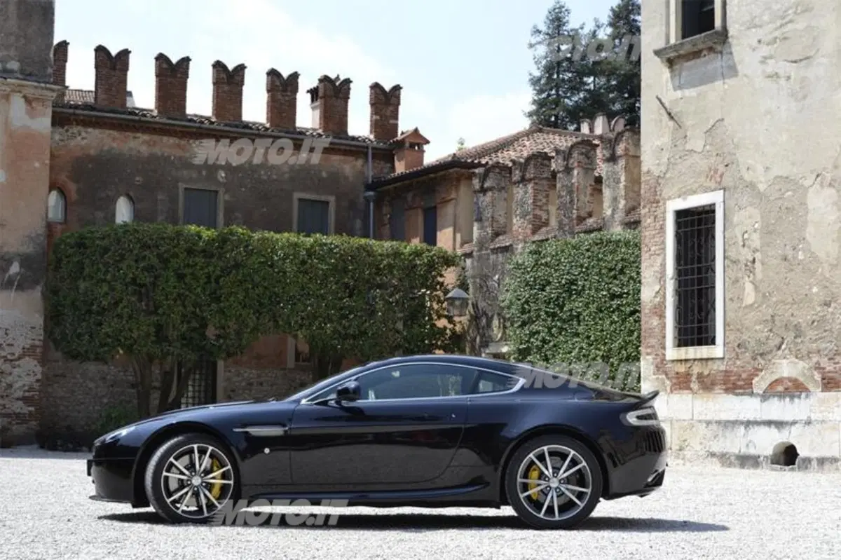 Aston Martin V8 Vantage (18)