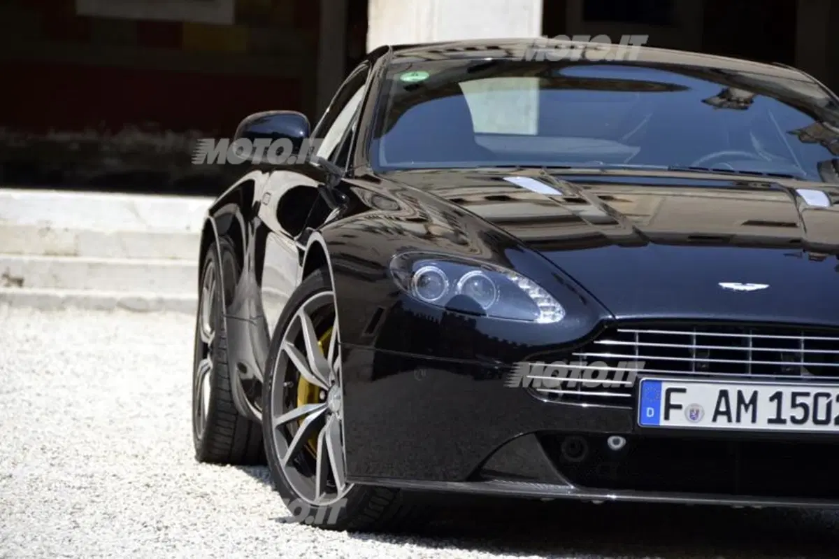 Aston Martin V8 Vantage (21)