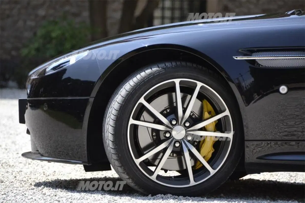Aston Martin V8 Vantage (22)