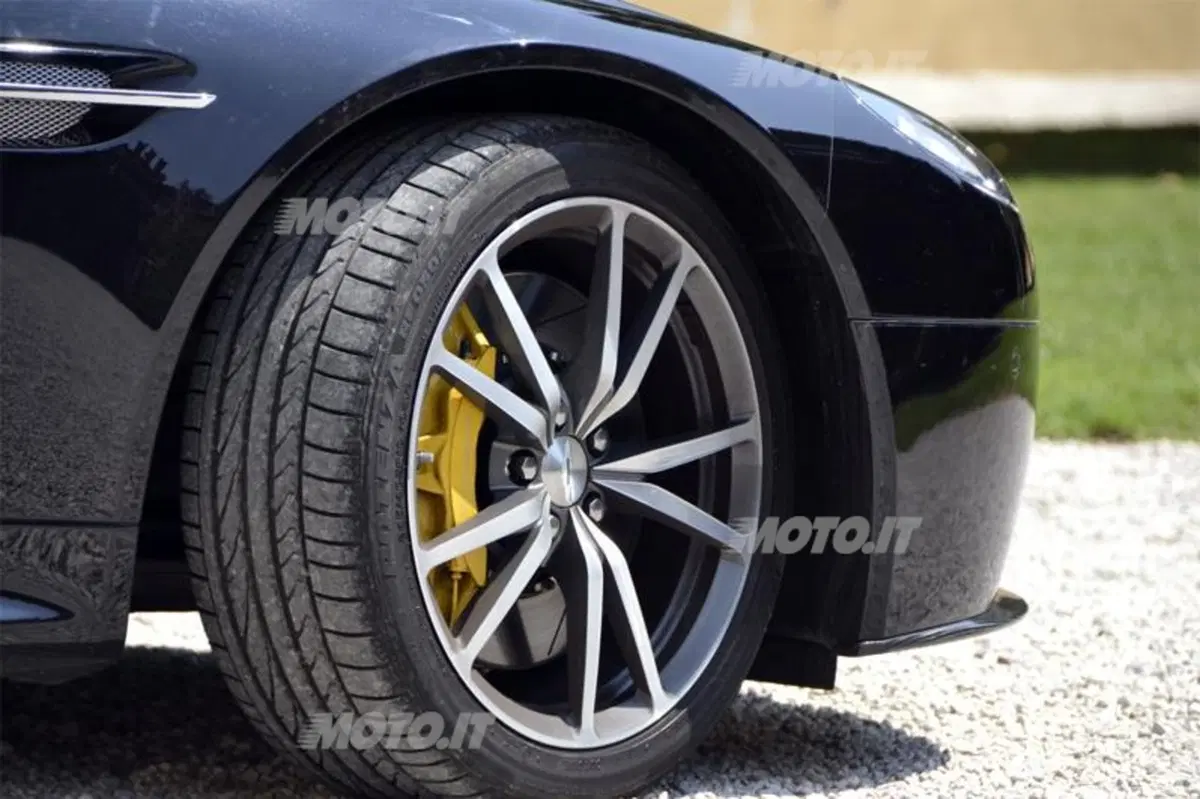 Aston Martin V8 Vantage (24)