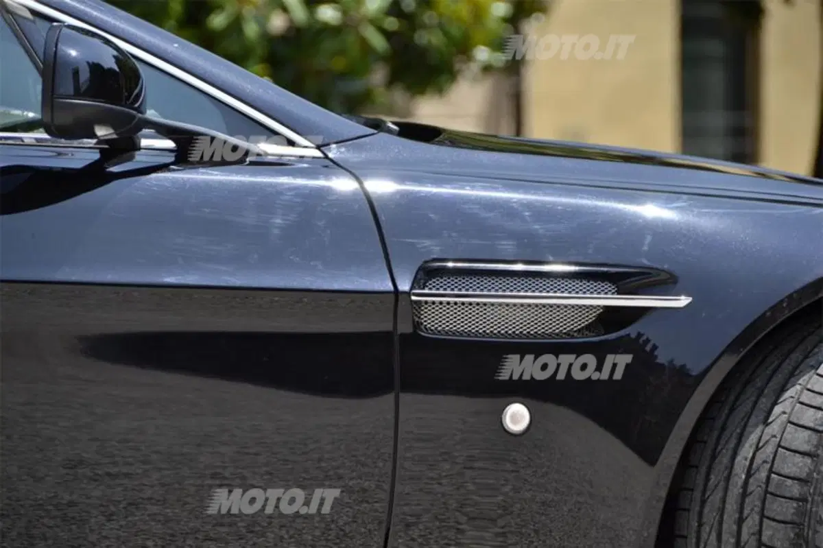 Aston Martin V8 Vantage (25)