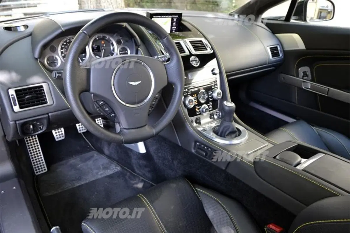 Aston Martin V8 Vantage (30)