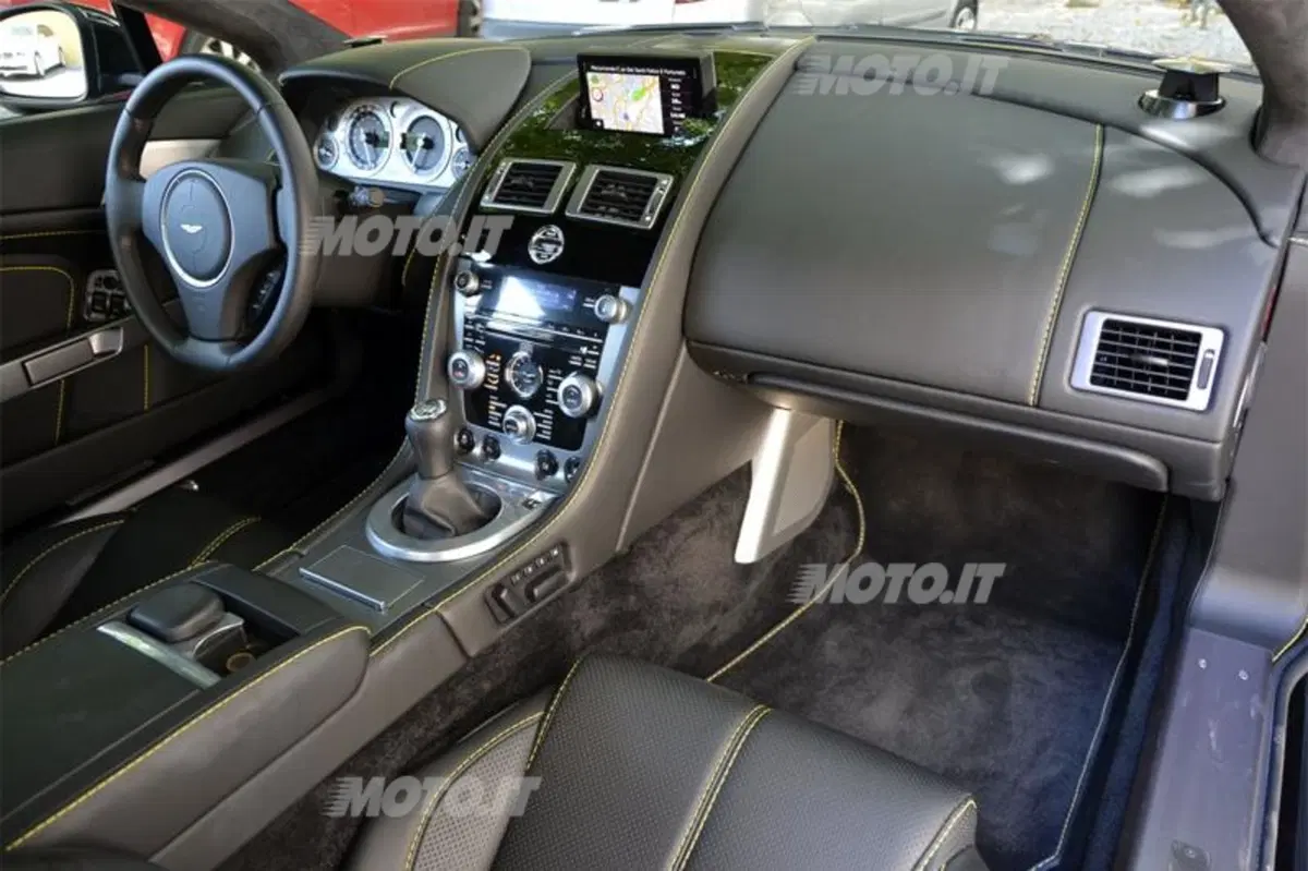 Aston Martin V8 Vantage (31)
