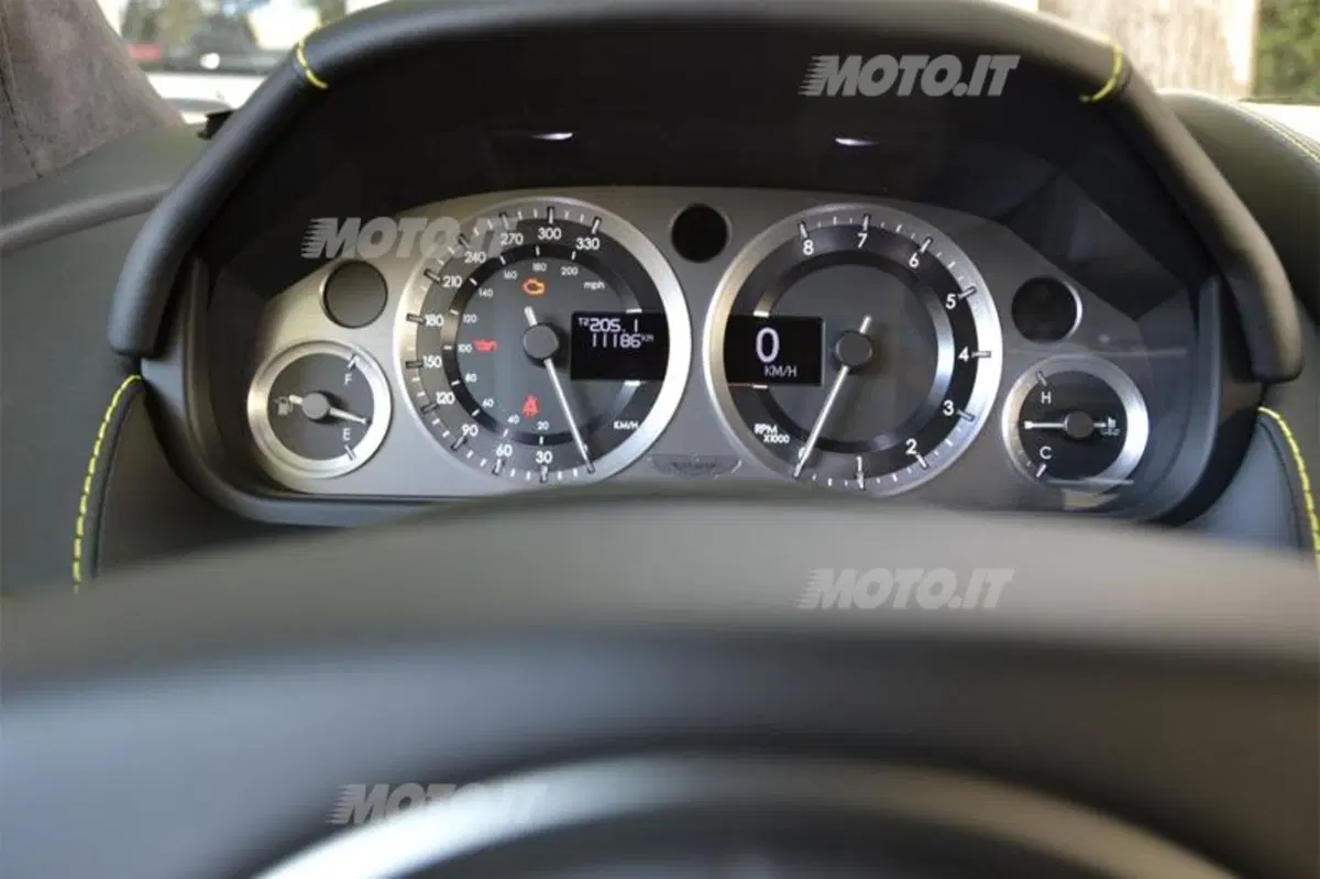 Aston Martin V8 Vantage (36)