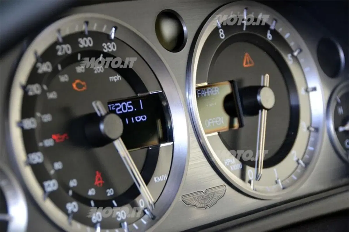 Aston Martin V8 Vantage (37)