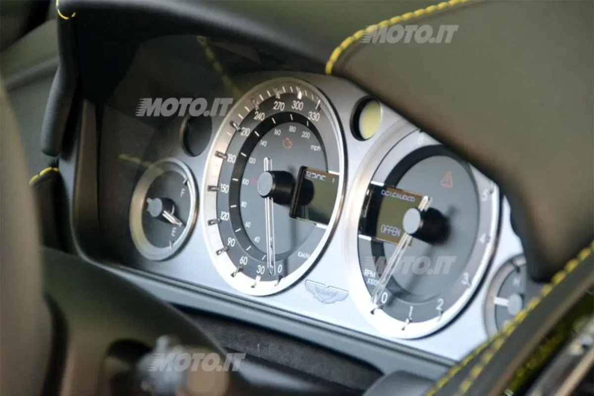Aston Martin V8 Vantage (38)