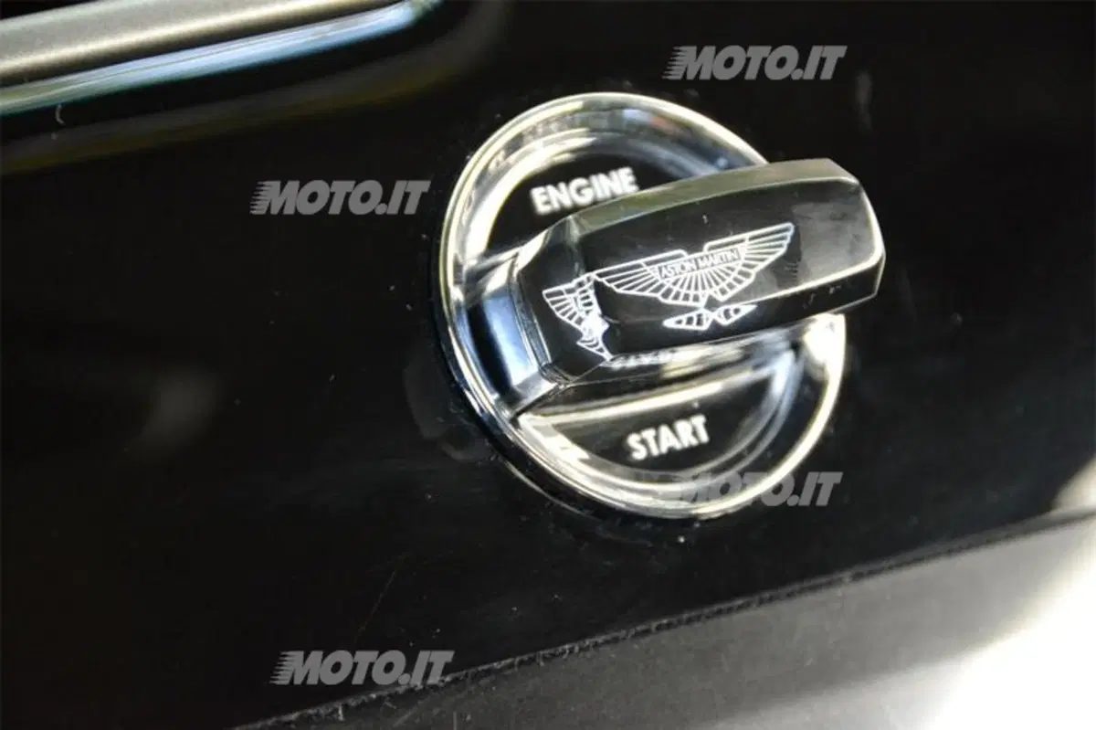 Aston Martin V8 Vantage (43)
