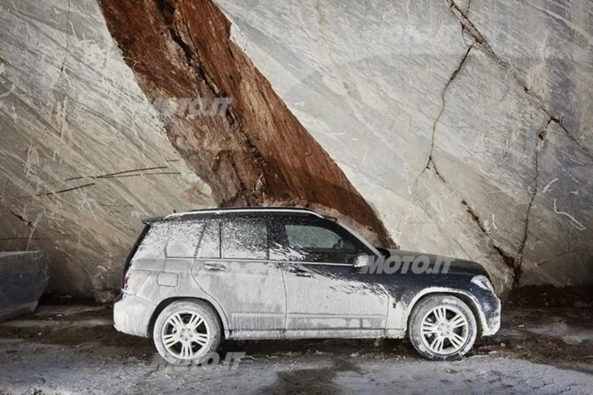 Mercedes-Benz GLK: in off-road nelle cave di marmo di Carrara