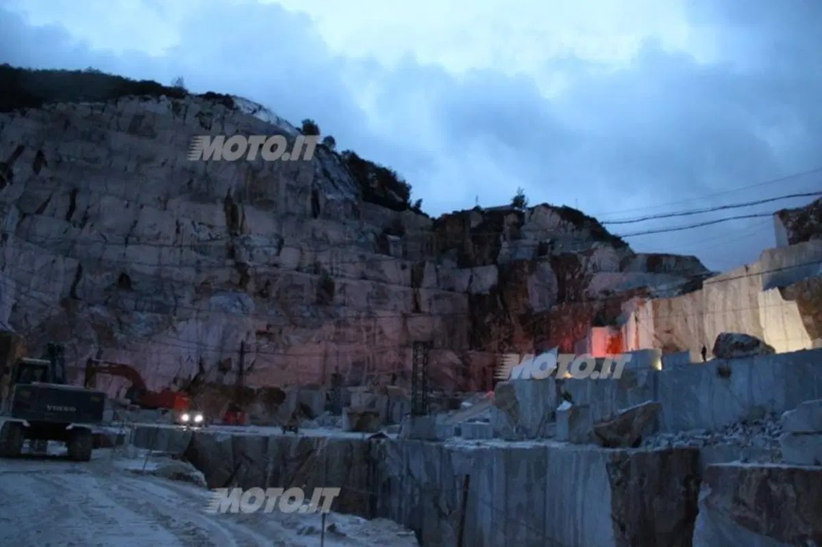 Mercedes-Benz GLK: in off-road nelle cave di marmo di Carrara (30)