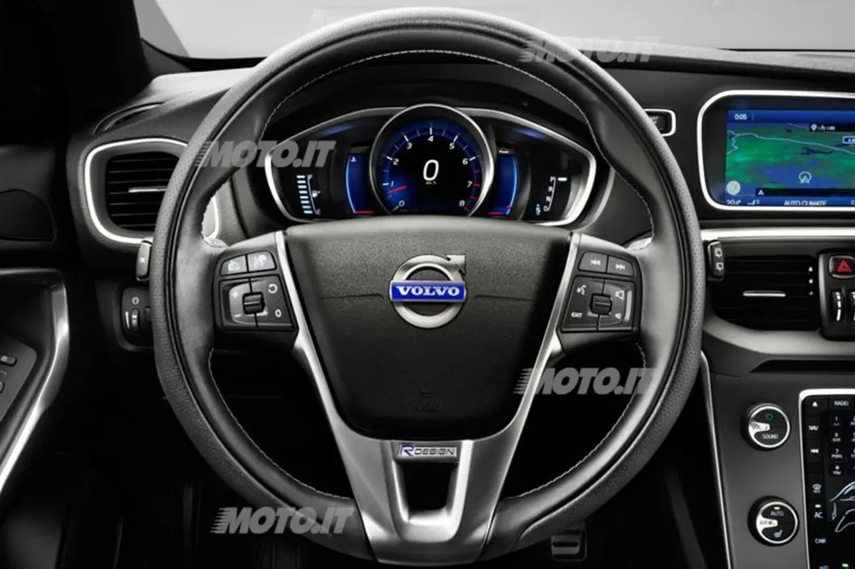 Volvo V40 Cross Country e R-Design: i listini prezzi (6)
