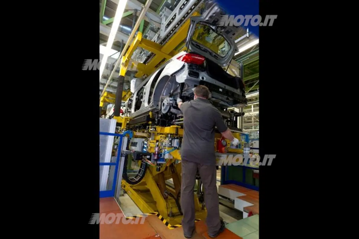 Mercedes-Benz Classe A: incrementata nuovamente la produzione (2)