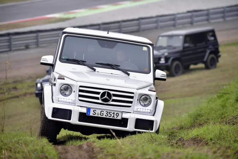Mercedes Classe G: alla frusta tra pista e "montagne artificiali"