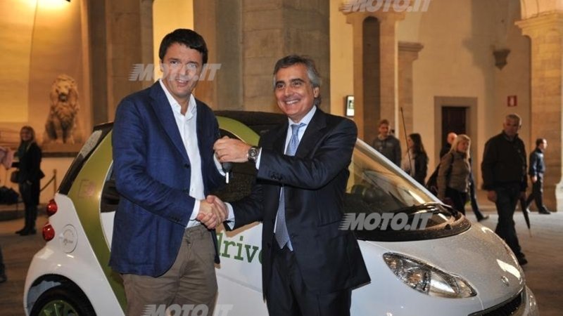 Renzi prova la smart fortwo electric drive