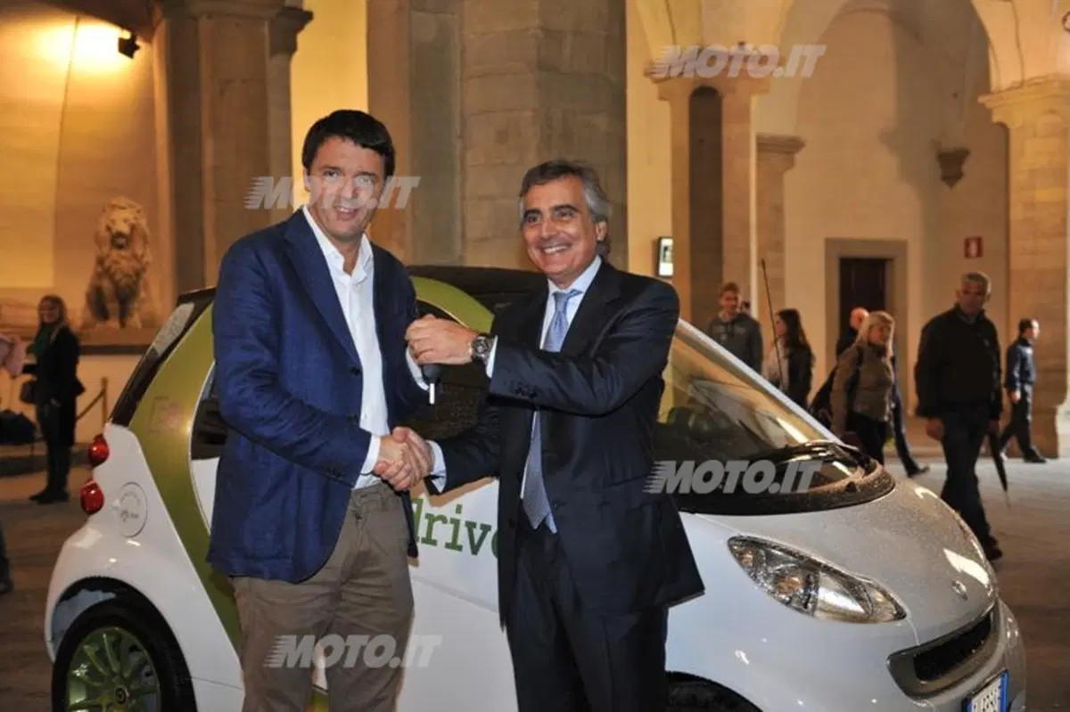 Renzi prova la smart fortwo electric drive
