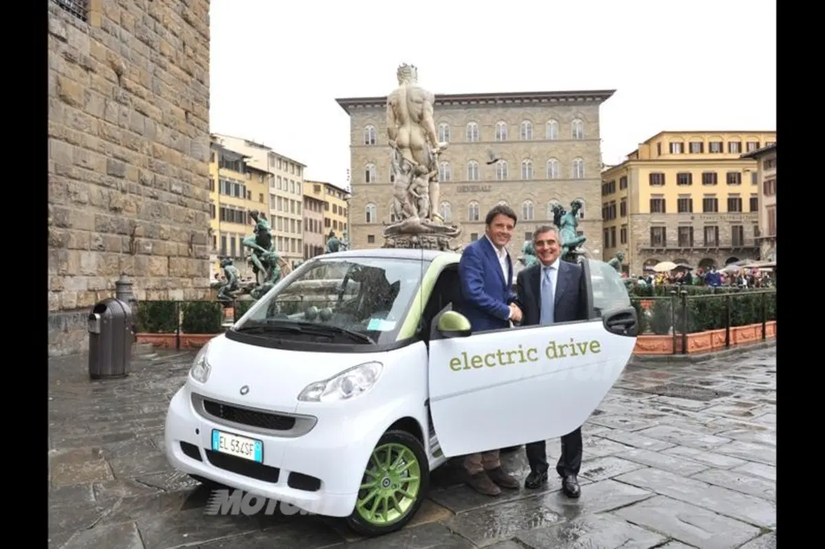 Renzi prova la smart fortwo electric drive (2)