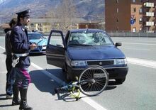 Causa incidente, fugge e invita tutti a prendere la targa