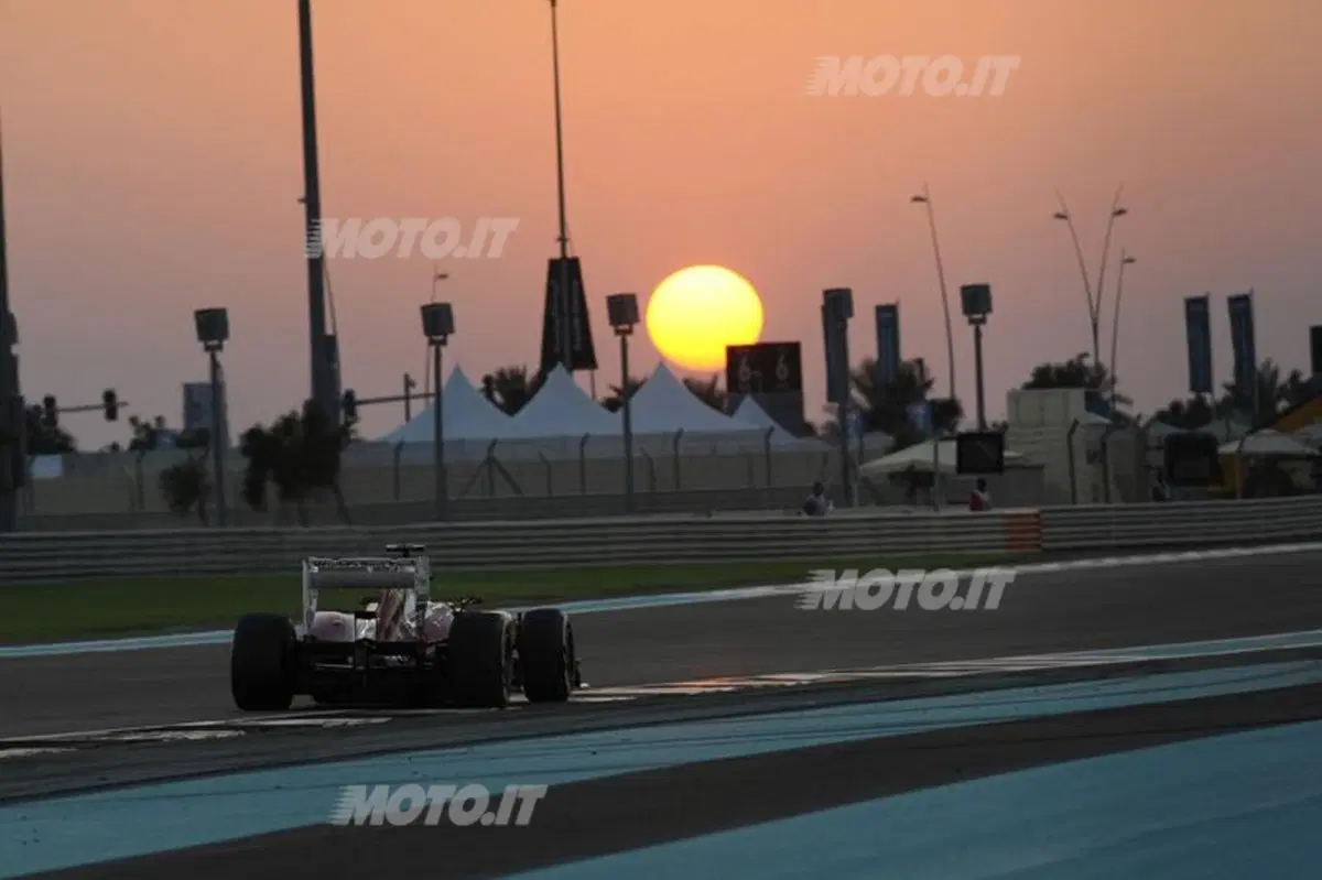 Vettel domina la seconda sessione di libere degli Emirati Arabi (10)
