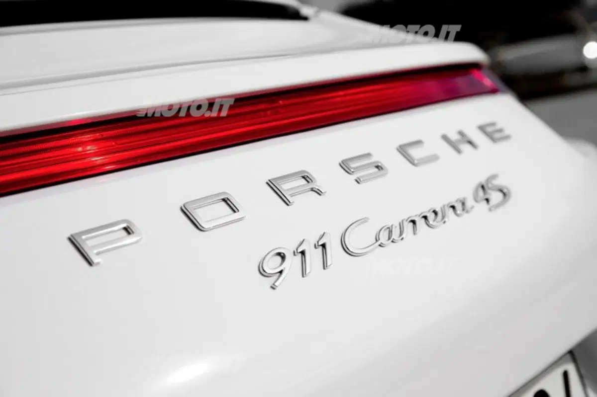 Porsche 911 Carrera 4 (30)