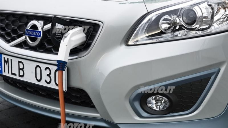 Volvo: le auto elettriche si ricaricheranno in un&rsquo;ora e mezza