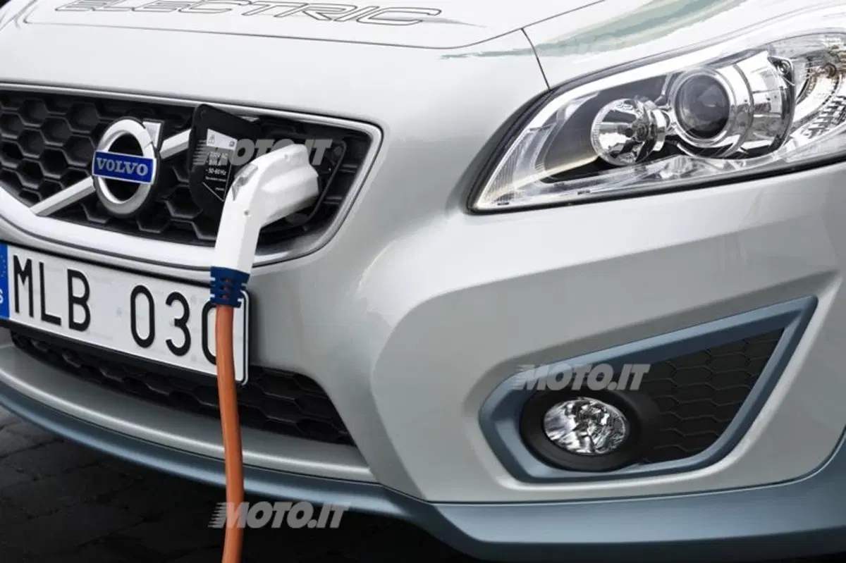Volvo: le auto elettriche si ricaricheranno in un’ora e mezza