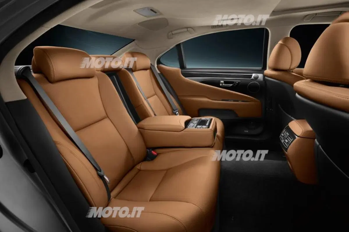 Lexus LS 600h restyling: listino prezzi (17)