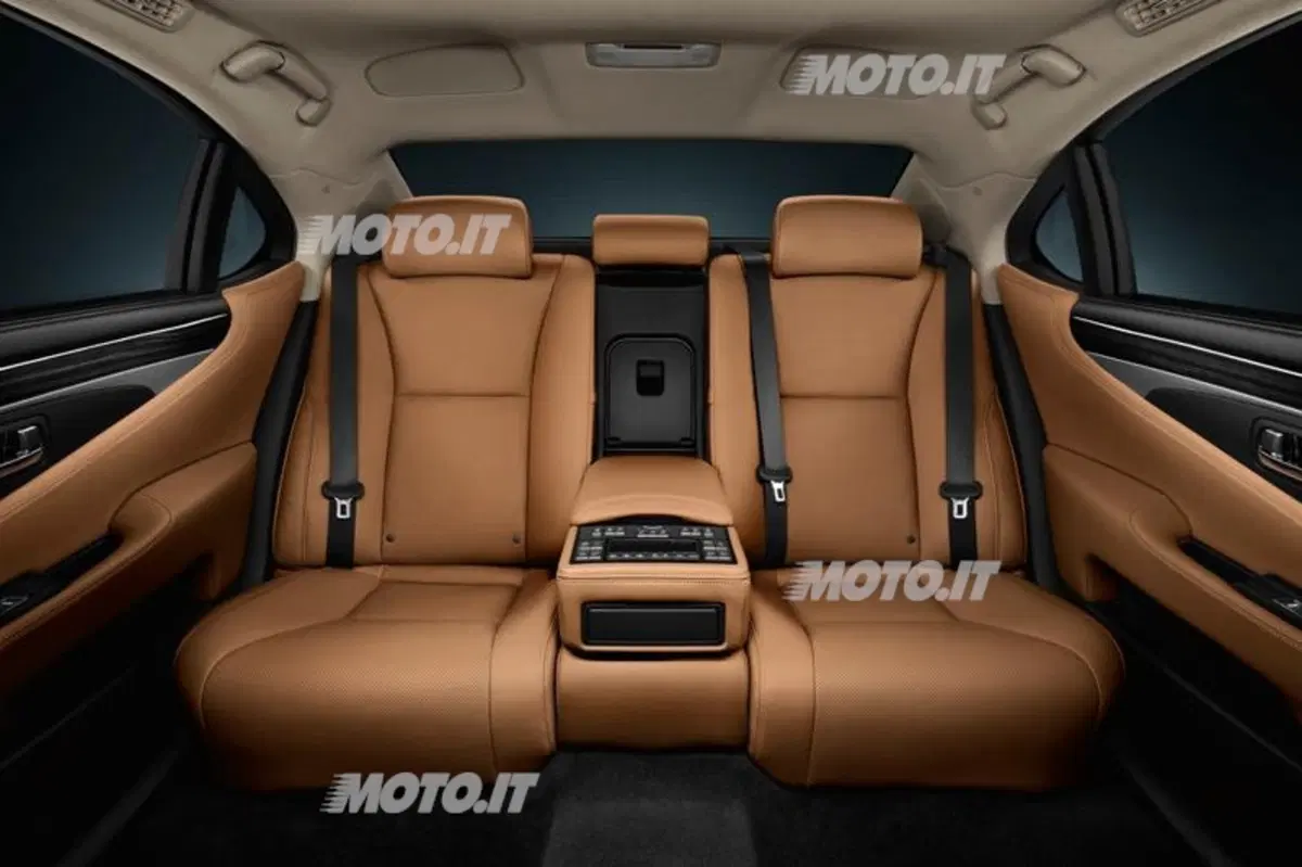 Lexus LS 600h restyling: listino prezzi (18)