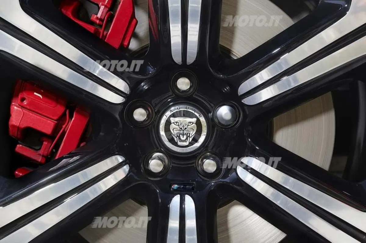 Jaguar XFR-S (14)
