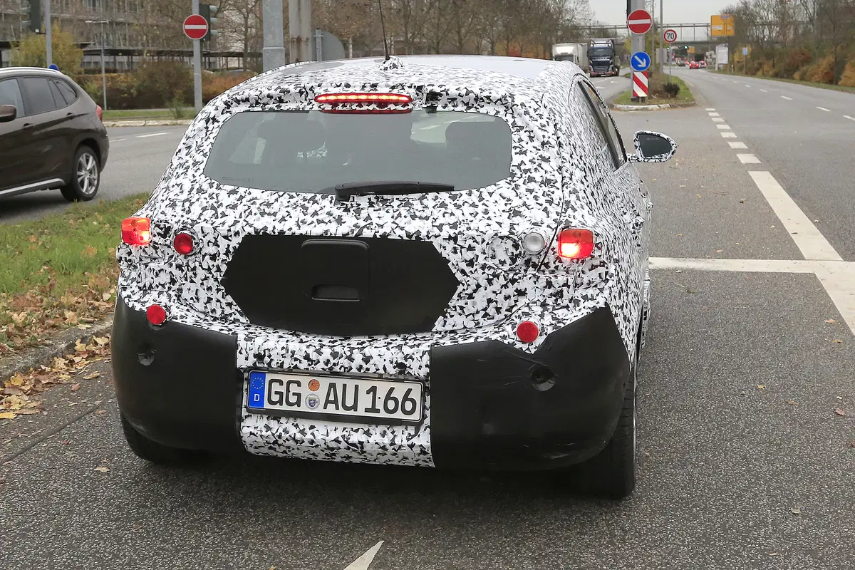Nuova Opel Corsa: ecco il muletto in test (11)