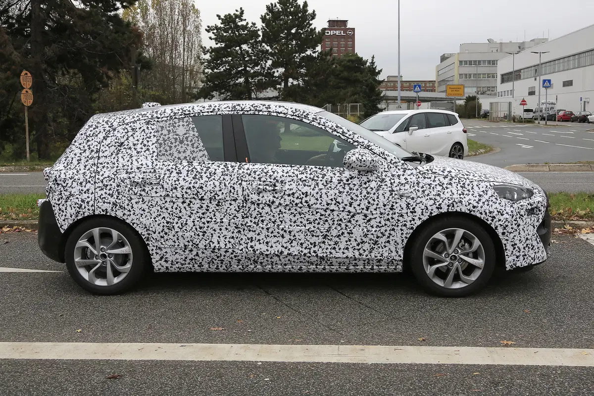 Nuova Opel Corsa: ecco il muletto in test (13)